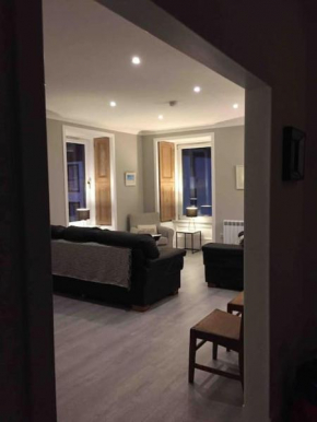Tarbert large, bright, 4 bedroom flat with harbour views